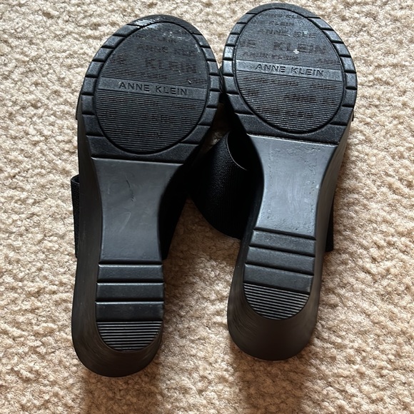 Size 9 Ann Klein wedges worn once - Picture 4 of 4